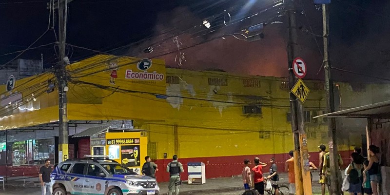 O local teve perda total do pavimento superior do prédio, após as chamas atingirem em grande escala o supermercado