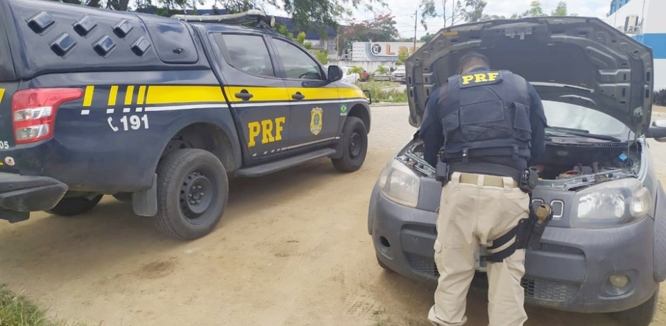 Primos são detidos com carro roubado em Caruaru
