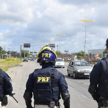 Operação da PRF recupera 28 veículos roubados e detém 34 pessoas em Pernambuco
