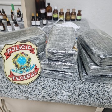 PF apreende mala com cocaína no Aeroporto do Recife e prende duas mulheres por tráfico internacional de drogas