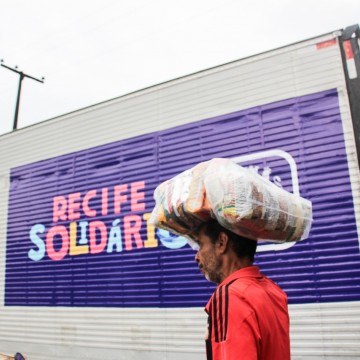 Programa Recife Solidário entrega donativos para as famílias vítimas das fortes chuvas, no bairro da Várzea 