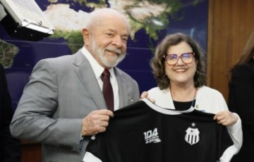 Teresa Leitão presenteia Lula com uma camisa do Central de Caruaru