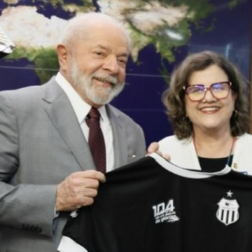 Teresa Leitão presenteia Lula com uma camisa do Central de Caruaru