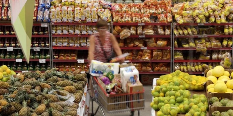 De acordo com a pesquisa, os preços dos alimentos têm caído consecutivamente, permitindo aos consumidores adicionar mais itens à cesta de compras.