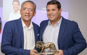 Prefeito de Palmares recebe troféu Leão de Ouro
