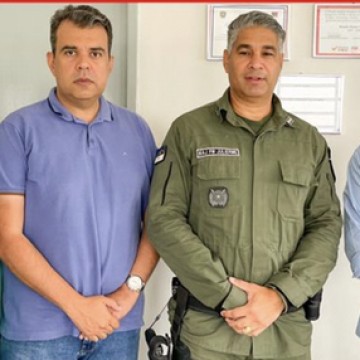 Ecleriston e Paulo Jucá se reúnem com Comandante Regional para tratar da Companhia Independente na Região do Alto Pajeú
