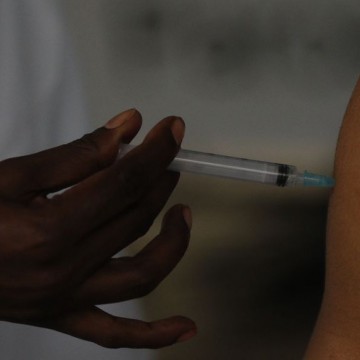 Vacinação com imunizante bivalente contra a Covid-19 tem início em fevereiro no Brasil