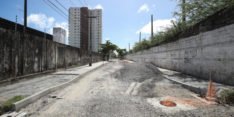 Com um investimento de mais de R$2 milhões, a rua será toda calçada, saneada, drenada
