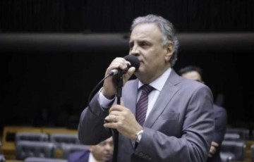 Aécio Neves desiste de concorrer ao Senado e tentará reeleição para o Congresso 