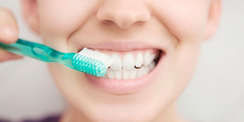 Em entrevista ao Quarentena CBN, a dentista Eduarda Vasconcelos repassou orientações para cuidados com a saúde bucal em tempos de quarentena. Uma das orientações é o descarte de escovas de dente após a recuperação de qualquer quadro viral