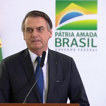 Bolsonaro veta parte do perdão a dívidas tributárias de igrejas