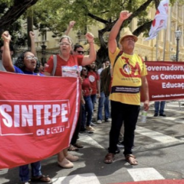 Professores concursados da Educação fazem protesto no Palácio Campo das Princesas