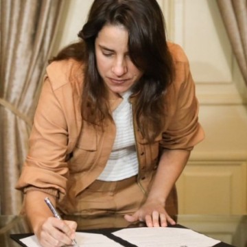  Raquel Lyra assina Lei que estabelece programa de distribuição gratuita de absorventes