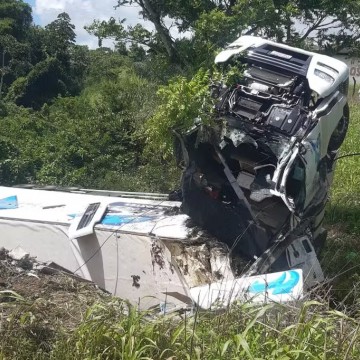 Capotamento de caminhão deixa um morto na rodovia PE-07, em Jaboatão