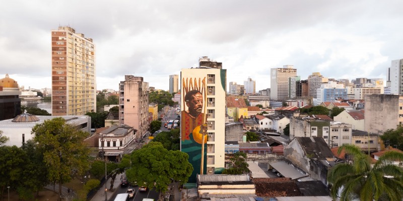 A pintura muralista preenche os 200m² da fachada do Edifício Guiomar