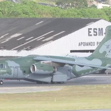 7º avião com brasileiros resgatados de Israel pousa no Recife; aeronave segue para o Rio