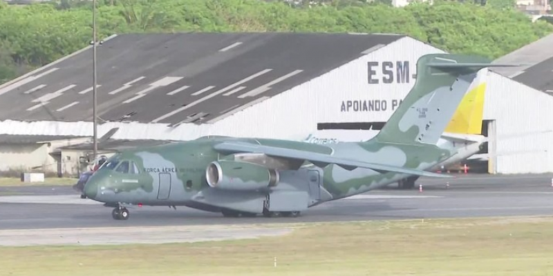 A aeronave fez uma parada para realizar o reabastecimento do avião e seguir para o estado do Rio