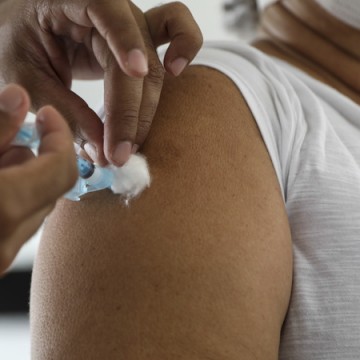 Recife abre agendamento para vacinação de trabalhadores da Saúde entre 55 e 59 anos