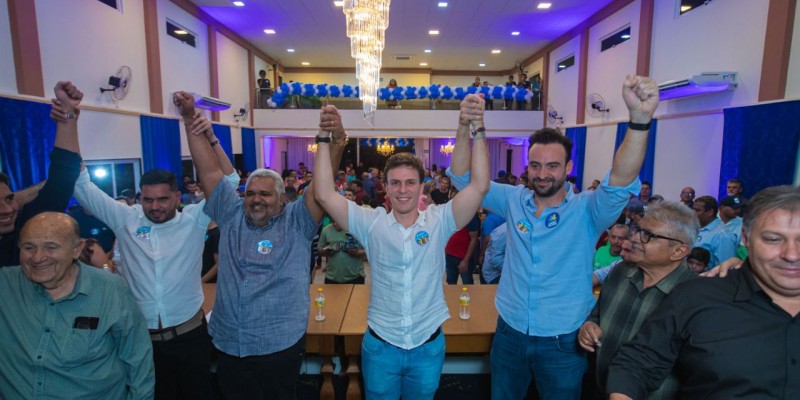 Miguel lidera ato popular com lideranças do Pajeú