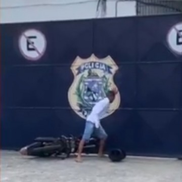 Após tentar derrubar portão de presídio do Complexo do Curado, homem é detido e encaminhado para hospital psiquiátrico