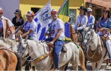 Jarbas Filho participa da Festa de Santo Antônio e faz entrega de ambulância no município de Betânia 