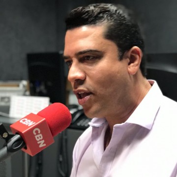 Prefeito Rodrigo Pinheiro fala sobre obras no município e situação da Vila Canaã