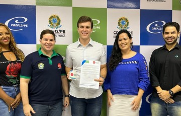 Miguel Coelho assina Carta-Compromisso em visita à sede do CREF12/PE
