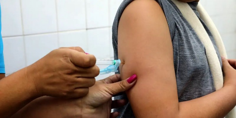 Em Pernambuco os lotes vencem apenas em 2025 e vacinação mantém público-alvo anterior