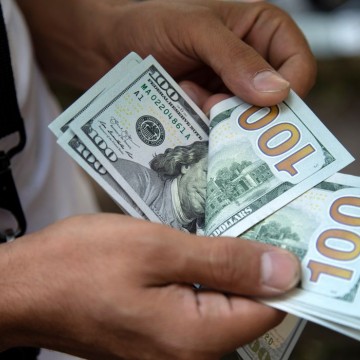 Dólar cai para R$ 4,72 após elevação de nota de crédito do Brasil