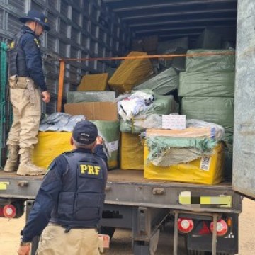 PRF apreende dois caminhões carregados com contrabando em Trindade e em Petrolina