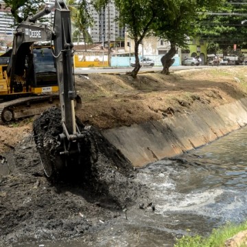 Recife inicia limpeza dos canais que cortam a cidade