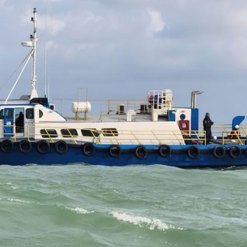 Marinha e PF apreendem barco com 3,6 toneladas de cocaína no litoral pernambucano; 5 pessoas são presas