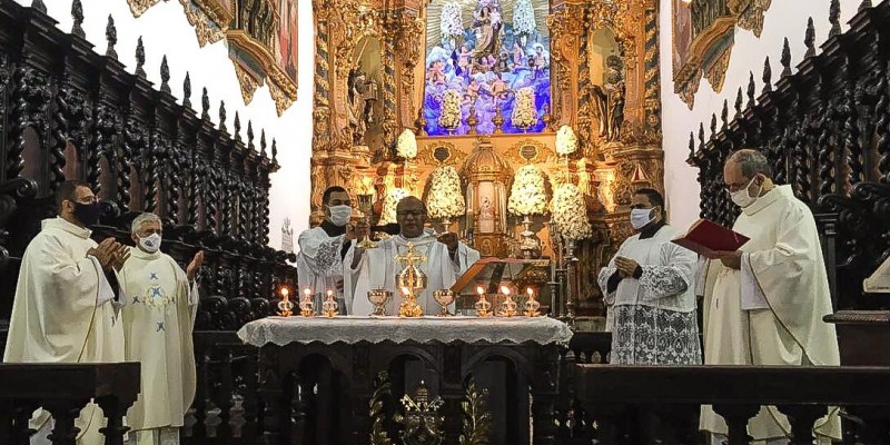 Pela primeira vez, a festa da padroeira do Recife é realizada com público reduzido e sem shows em frente a Basílica, no centro da capital. Mudanças atendem protocolos de convivência com novo coronavírus