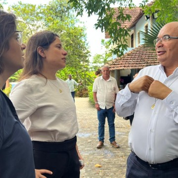 Governadora e vice-governadora visitam sede da Obra de Maria 