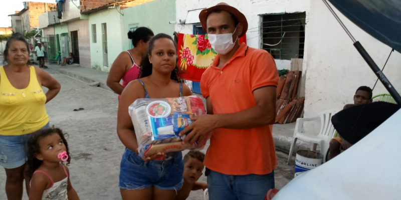 As 100 cestas básicas entregues, foi fruto da perceria com a ONG Novo Jeito, Transforma Recife, Porto Social, Transforma Brasil e Grupo de Empresários de Pernambuco
