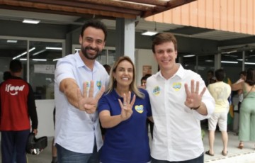 Ao lado de Miguel, Carlos Andrade vota na Zona Norte do Recife 