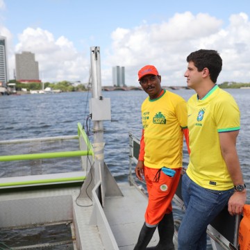 Recife Limpa: Ecobarco da Prefeitura reforça limpeza do Rio Capibaribe