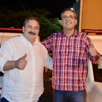 Eriberto Medeiros e prefeito de Jurema entregam duas ambulâncias 0 km ao município