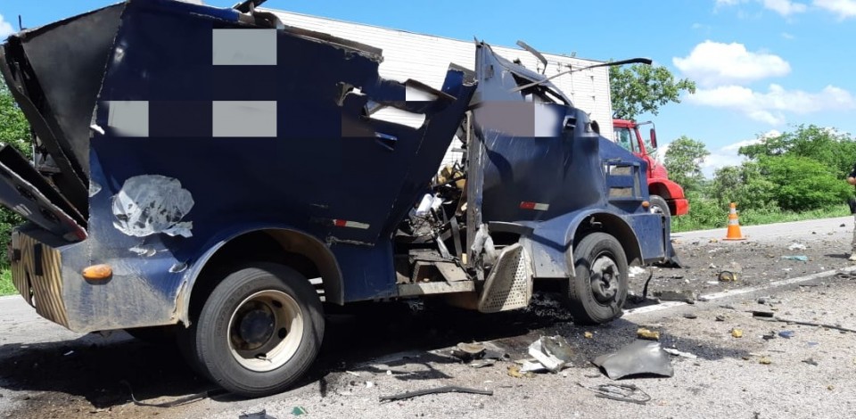 Bandidos explodem carro-forte em Ouricuri, no Sertão