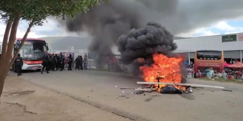 Feirantes queimaram pneus na rodovia em frente ao Parque das Feiras