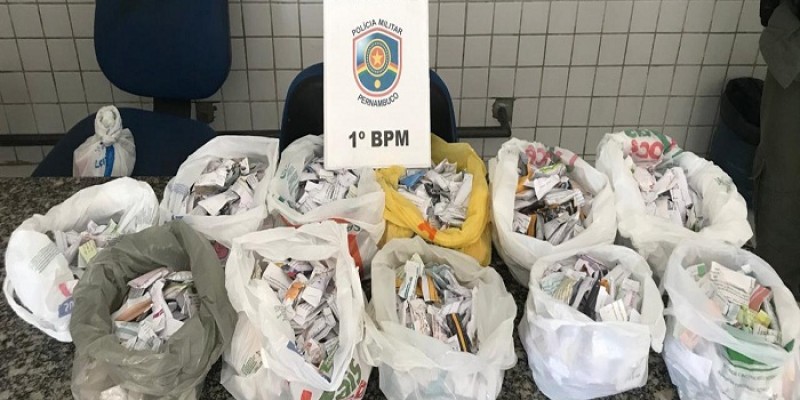 De acordo com dados divulgados pela Corporação, os papelotes foram encontrados abandonados em uma sacola plástica no conjunto residencial Cuca Legal