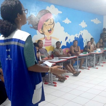 Compesa realiza oficina de sabão sustentável com mulheres marisqueiras que atuam em Ipojuca