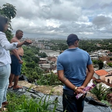 Priscila Ferraz visita comunidades afetadas pelas chuvas em Recife