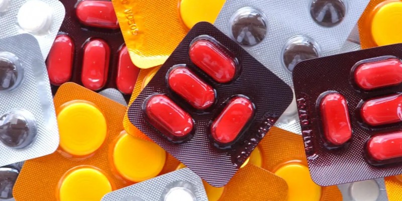 Em nota, a Anvisa ressaltou que farmácias e drogarias, assim como laboratórios, distribuidores e importadores não podem cobrar acima do preço permitido pela CMED