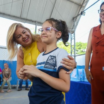 Alunos da rede municipal do Jaboatão recebem óculos gratuitos
