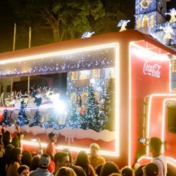 Caravana Iluminada da Coca-Cola passa no Encantos do Natal de Garanhuns