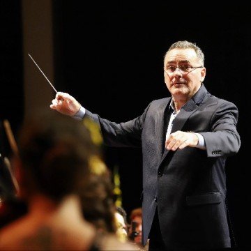 Maestro José Renato Accioly comanda a Orquestra de Câmara de PE no São João Sinfônico