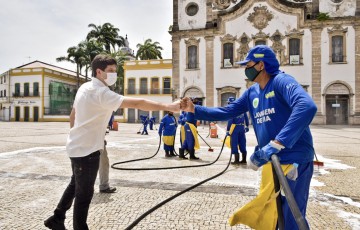  João Campos começa o ano acompanhando mutirão de limpeza no Pátio do Carmo
