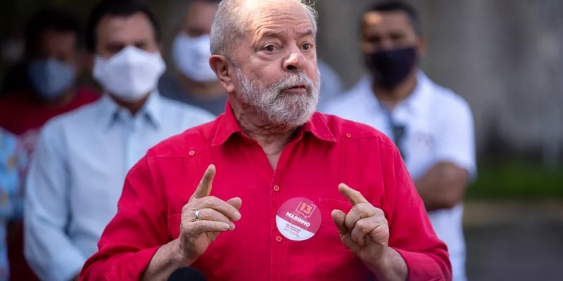 Os dados mostram que Lula (PT) está com 64% das intenções de voto enquanto Jair Bolsonaro (PL) tem 17% ocupando a segunda posição