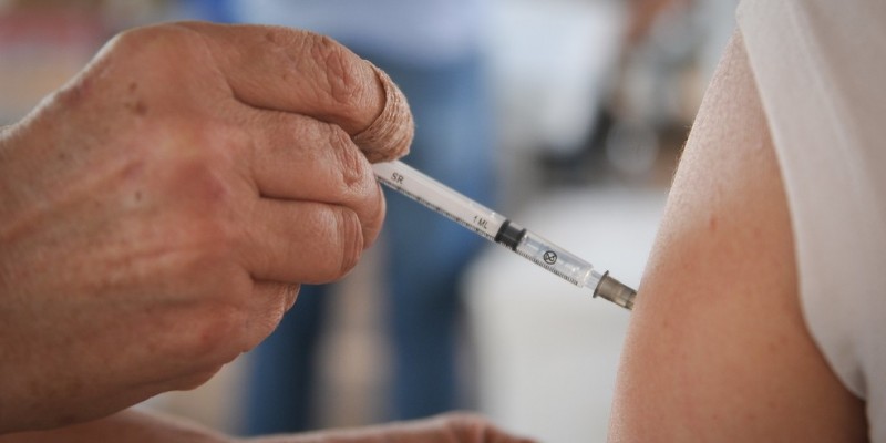 Até o momento, Pernambuco conseguiu proteger com uma dose da vacina contra a covid-19, 6.686.874 pessoas, o equivalente a 86,93% do público a partir dos 12 anos.